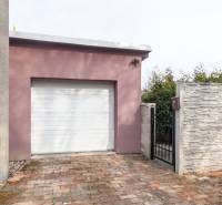 A view of the garage and gate of a family house in Šurany.