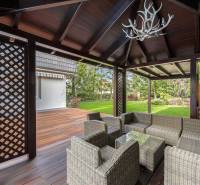 A family house in Ivanka pri Dunaji with a terrace and rattan furniture in the gazebo.