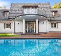 A family house in Ivanka pri Dunaji with a swimming pool and a terrace with a wooden decor.