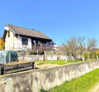 A cottage in Partizánske surrounded by nature and fruit trees.