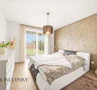 Bedroom in a family house with a double bed and a floor with a wooden decor.