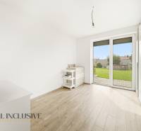 A room in a family house with a view of the garden, floor with wooden decor.