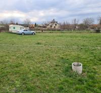 Spacious grassy plots - living in Veľké Kosihy with a caravan and a car.