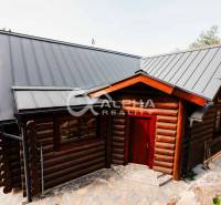 A family house in Hnilčík with a sheet metal roof and wooden wall cladding.