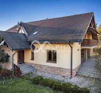 A family house in Veľká Lomnica with a stone detail on the facade and a garden.