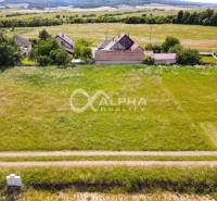 Plots - housing in Betlanovce surrounded by nature, with views of the surrounding fields and houses.