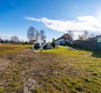 Land for residential use in Spišské Tomášovce, country house, cars on the property.