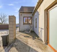 Commercial premises in Jelka with an outdoor courtyard featuring a wall and an exercise chair.