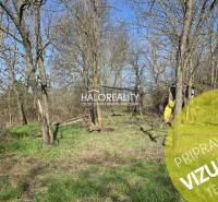 Recreational plots in Zalaba with grass and trees, ideal for rest and relaxation.