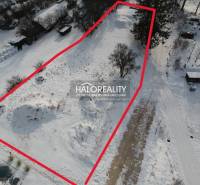 Snow-covered residential plots in Liptovské Beharovce with a limited area.