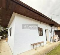 A cottage in Horna Ves with a gable roof and outdoor seating.