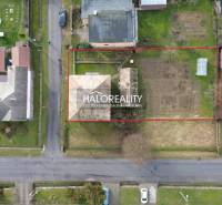 Aerial view of a family house in Tomášovce with a large plot of land, bordered by a red line.