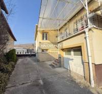 A family house in Dolné Vestenice with an entrance gate and a shelter over the terrace.