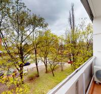 The balcony of a 3-room apartment on Mederčská Street in Komárno with a view of the trees.