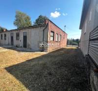 A rustic-style building with a spacious courtyard, ideal for commercial premises.