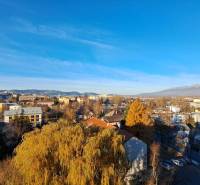 A view of the cityscape of Poprad with family houses and the High Tatras in the background.
