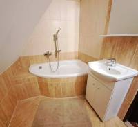 Bathroom with a bathtub and a sink in a 3-room apartment.