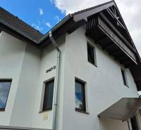 A building with a dark roof in Veľká Lomnica, suitable for a 3-room apartment.