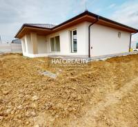 A family house in Rimavské Janovce with an untidy plot and a concrete fence.