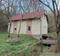 A cottage in Chľaba surrounded by trees and nature.