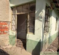 Older family house in Čalovec with plaster and brick detail, visible entrance.