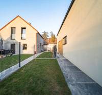 The yard of a family house in Poprad with a lawn and a walkway.