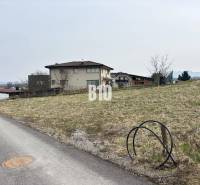 Plots - housing in Rosina with family houses and an access road on a gentle slope.
