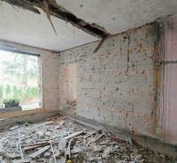 The foundation of a family house in Dolný Hričov on Mládeže Street with exposed walls.