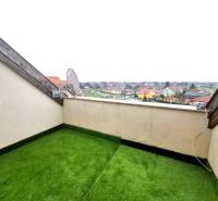 Rajka offers a view of the surrounding neighborhood from the terrace on Bem apo utca street.