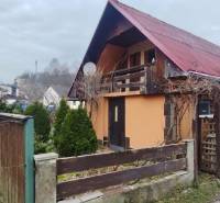 A family house on Horelica Street in Čadca with a wooden fence and a landscaped garden.
