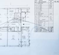 Floor plan of a 3-room apartment with rooms: kitchen, rooms, bathroom, hallway.
