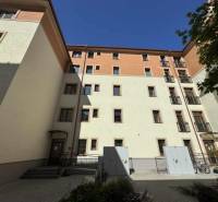 The exterior of the apartment building on Gúgska Street in Nové Zámky offers 2-room apartments.