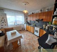 In a home kitchen with a sink made in an unbalanced arrangement, and a bench more than balanced with feathers.