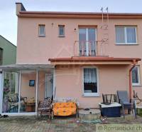 A family house in Veľké Ripňany with a glassed-in terrace and a paved courtyard.