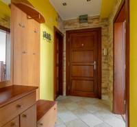 Entrance hall in a 5 or more bedroom apartment with yellow walls and wooden doors.