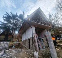 A cottage in Zajačia debra in Holčíkovce surrounded by forests, under construction.