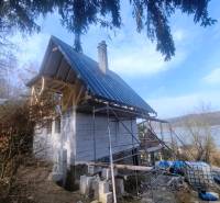 A cottage in Holčíkovce at Zajačia debra with a view of the lake and surrounding nature.