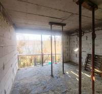 A cottage with a view of the water at Zajačia Debra in Holčíkovce.