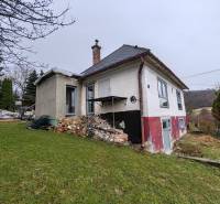 A family house on Hlavná Street in Piskorovce with a rural character and an extensive garden.