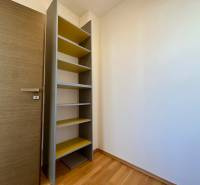 Wooden shelf with shelves in a room with a wood-decor floor, 4-room apartment.