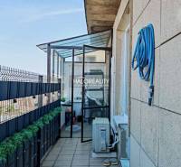 Balcony of a 3-room apartment with glass roofing and a hose, BA - Old Town.