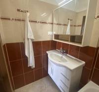 Bathroom with a mirrored cabinet and a white sink in a 4-room apartment.