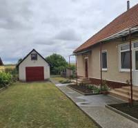 The family house on Hlavná Street in Radava has a well-maintained garden and a garage.
