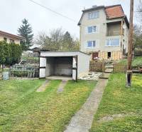 A family house in Horné Ozorovce, Bánovce nad Bebravou, with a garage and a garden.
