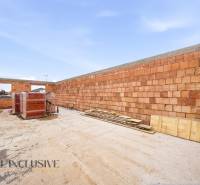 Construction of a family house in Veľké Dvorníky, brick construction system, open roof.