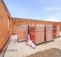 Construction of a family house in Veľké Dvorníky from bricks with prepared building materials.