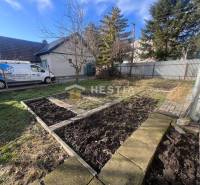 The garden at the house in Gastropriestory in Senica with free beds and a delivery van.