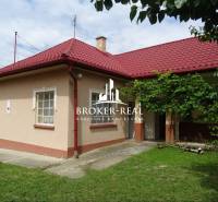 A family house in Goncruszka with a red roof and a green yard.