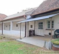 Old cottage in Mužla with a terrace and a wooden roof.
