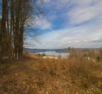 A view of recreational plots in Holčíkovce with a view of the water surface and greenery.